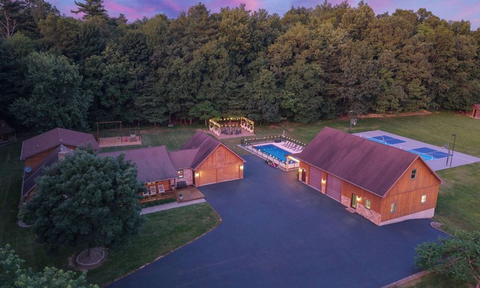 Elliottsburg Cabina | Private Upscale Cabin, secluded w/pool and hot tub