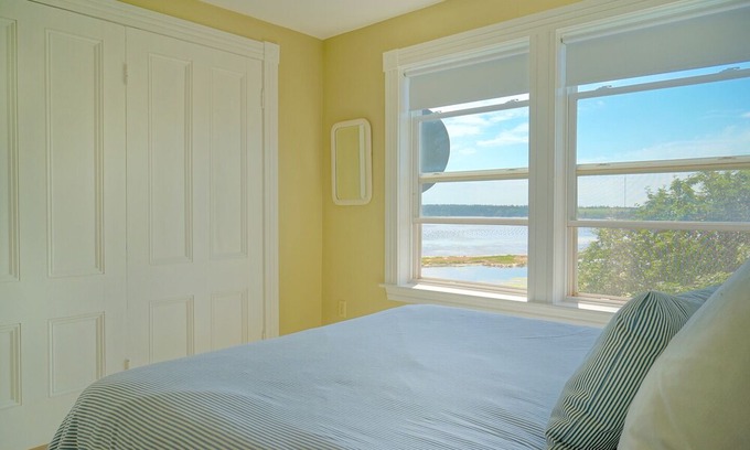 Darnley Cabaña | Private Upscale Farmhouse on the Water