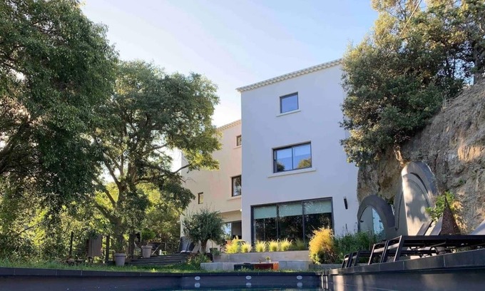 Saint-Restitut Casa | Villa privada para 10 personas con piscina y edificio anexo.