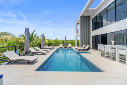 Long Bay Hills Villa | Private Villa Stay with Pool BBQ and Beach Nearby