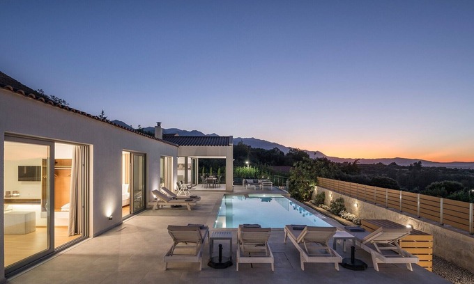 Champatha Villa | Villa privada White Harmony con piscina climatizada para vacaciones en Chania, Creta