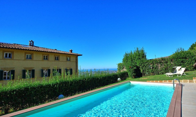 Camaiore Villa | Casa de vacaciones privada con jacuzzi, WIFI, piscina privada, A/C, TV, patio, cerca de Viareggio