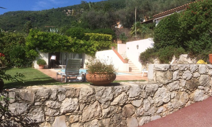 Magagnosc Villa | Villa privada con casita de piscina dentro de idílicos jardines provenzales