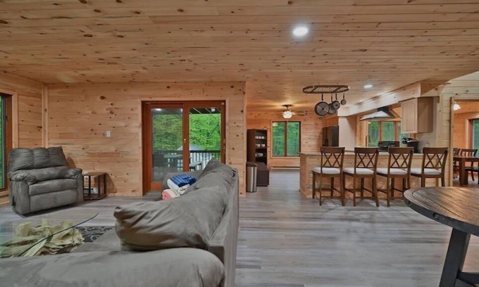 Tunkhannock Township Cabina | PRIVATE W/ HOTTUB/FIRE PIT/SHUFFLE BOARD/AIR HOCKEY/BAR-10 MIN to SKI/ Sleeps 18