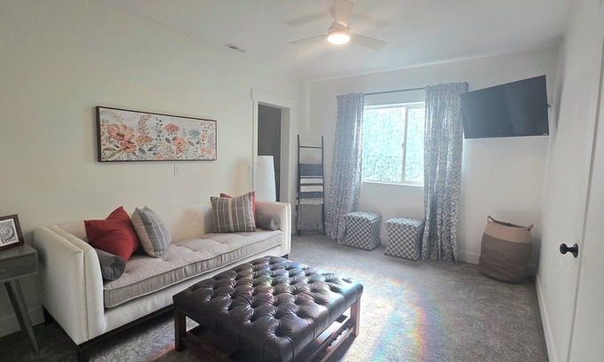 Cedar Hills Casa | Private Walkout basement, Brand new, Quiet & Spacious