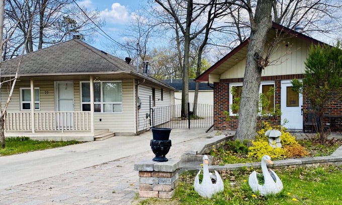 Wasaga Beach Casa | Private Wasaga Retreat Just 1.5min Walk To Beach!