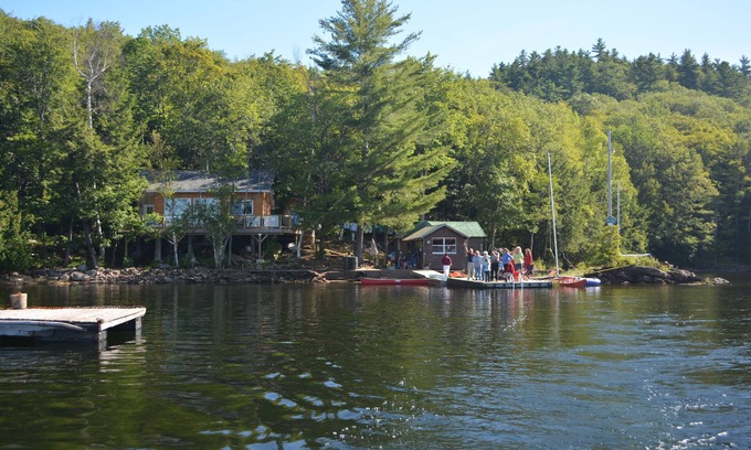 Algonquin Highlands Cabaña | Waterfront Cottage privado en Little Hawk Lake. 3 + 1 habitación, solo acceso al agua.