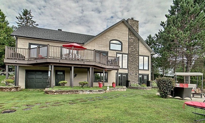 Notre-Dame-du-Laus Casa | Private Luxury Waterfront Lake House.