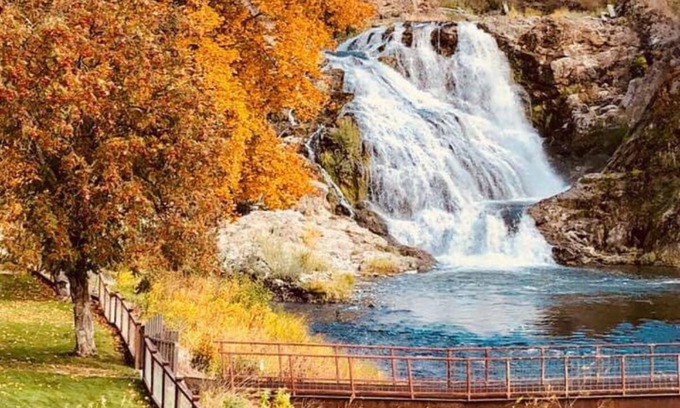 Colville Cabaña | Private Waterfall Retreat