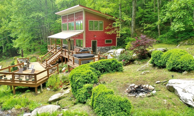 Hot Springs Casa | Private Waterfalls, Creek, Firepit, Hot Tub, Hiking & Level II Charging
