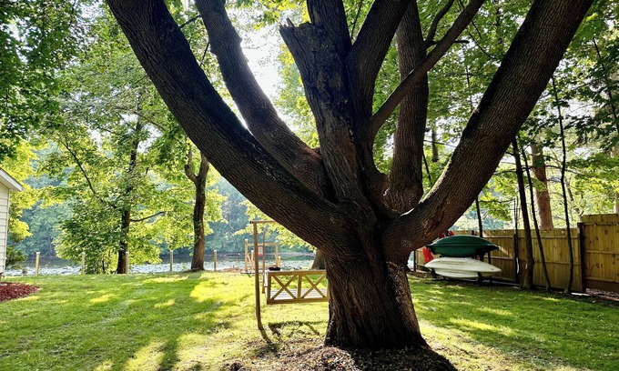 Mount Marion Casa | Private Waterfront Getaway – Hot Tub, Sauna, Arcade, Kayaks, Outdoor Ping Pong!