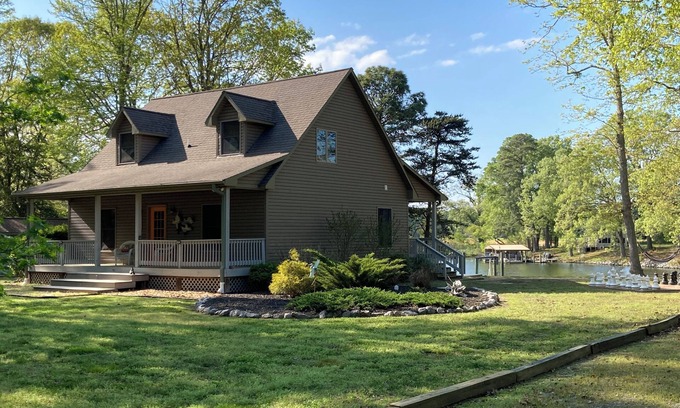 Reedville Casa | Private, Waterfront, Ultra-clean, Pet friendly, Kayaks, Canoe, Firepit, more!