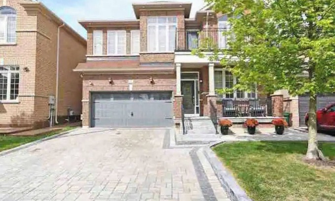 Brampton Casa | Private Whole house 6 bedrooms 3.5 bathrooms