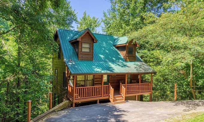 Gatlinburg - Pigeon Forge Cabina | Entorno arbolado privado! ¡Sala de teatro! ¡Céntrico! 3 cubiertas! Sala de juegos divertidos