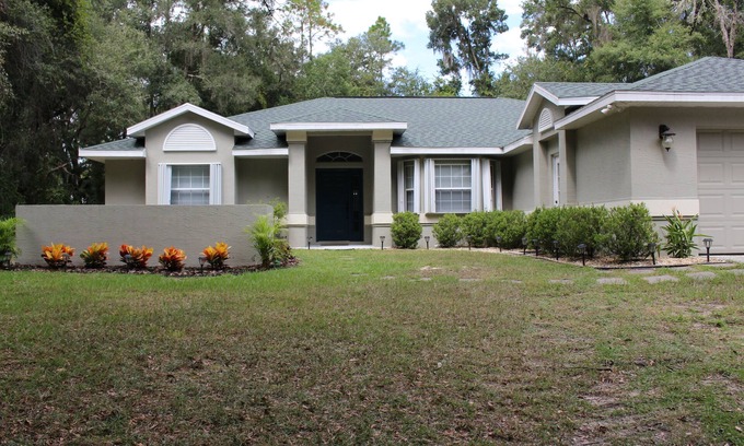 Dunnellon Casa | Paz y relajación cerca de Rainbow River-3/2 Pool home