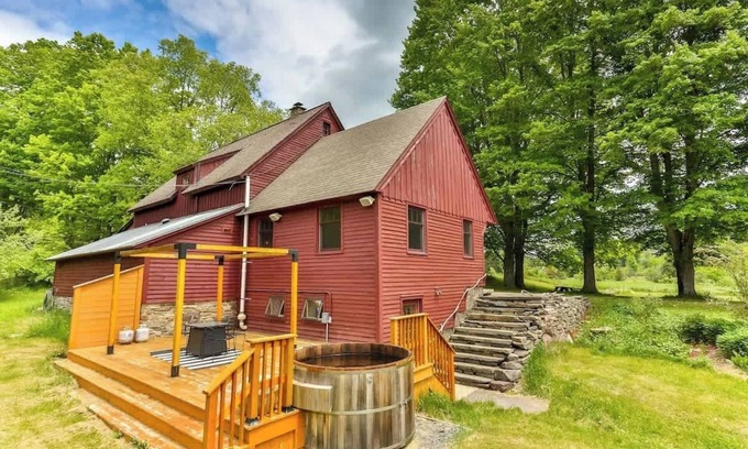Gilboa Casa | Private Woodland Retreat with Cedar Hot Tub & Mt View