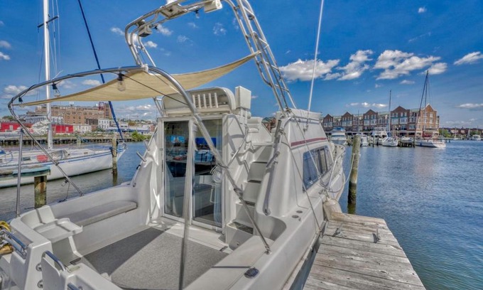 Fells Point Alquiler De Eote | Private yacht at a quiet Fell’s Point marina