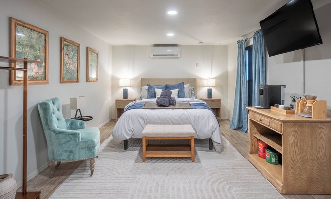 Midland Apartamento | Private Yard - Full Kitchen - Mini Golf - BBQ