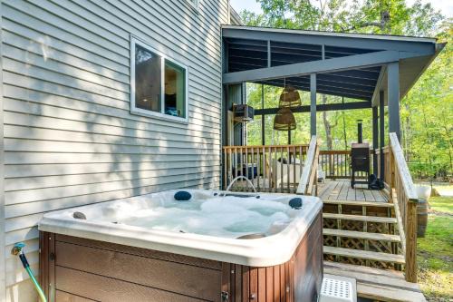 East Stroudsburg Casa | Private Yard, Playset Family Home in Penn Estates
