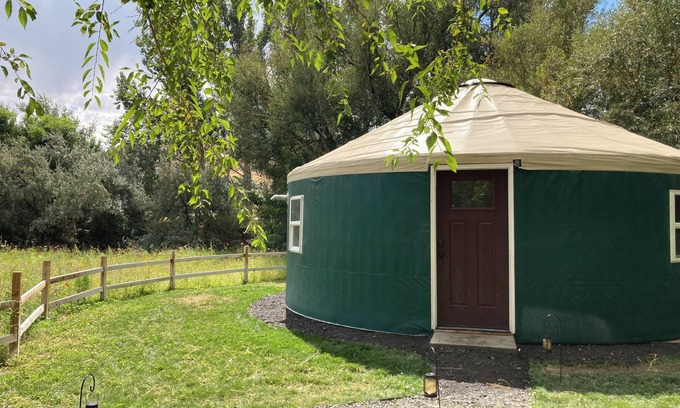 Buhl Cabina | Private yurt perfect for your Magic Valley stay.