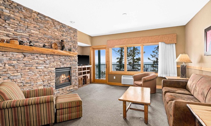 Two Harbors Condominio | Privately owned Lakefront Burlington Bay Condo in enjoyable Two Harbors.
