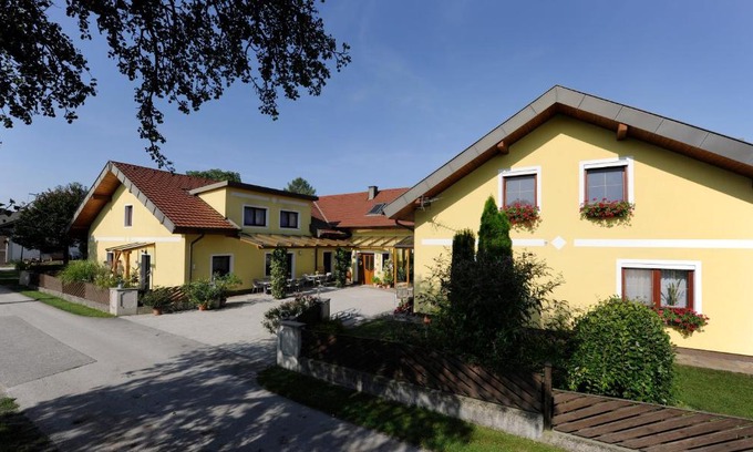 Sarling Casa | Privatzimmer und Ferienwohnungen Leeb