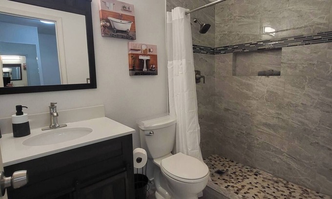 Las Vegas Apartamento | Privet Studios separate entry and full kitchen we are conveniently located