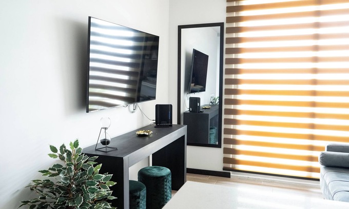 Zona 14 Apartamento | Professionally Decorated, Brand New Pet-Friendly Apartment.