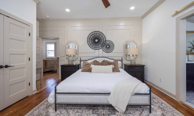 Columbus Casa | Promenade on Poplar- Brand New, Beautifully Decorated Cozy 2 Bedroom w/ King Bed