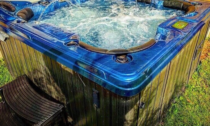 Rochester Casa | PROMO 5% WEEKLY/10% MONTHLY DISCO Suburban Ranch with Hot Tub Mins away from RIT