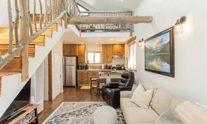 Larkspur Cabina | PROMO 5% WEEKLY AND 10% MONTHLY DISCOUNT! Mountain Cabin, conveniently located.