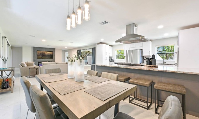 Willoughby Acres Casa | PROMO 5% WEKKLY/10% MONTHLY DISC. Renovated Tropical Paradise Home with Hot Tub