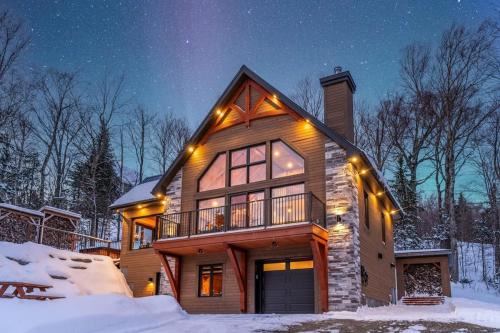 Saint-Philemon Casa | Promontoire-29 Mountain chalet with a hot tub