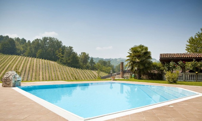 Castel Boglione Casa | Propiedad entre viñedos con piscina, vista impresionante