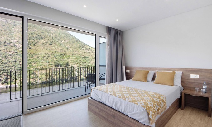 Armamar Complejo | Propiedad en un pueblo de vacaciones 'Quinta Da Pedra Caldeira B' con vistas a la montaña
