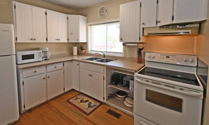 Callander Casa | Property located close to the beach, park, grocery store and restaurants.