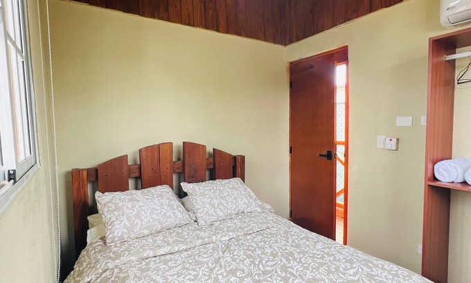 Jarabacoa Villa | Propiedad de fácil acceso, jacuzzi y piscina climatizada en Jarabacoa.