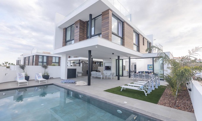 Pernera Cabaña | Protaras Aqua Pearl Villa AQ18 - a villa that sleeps 9 guests in 4 bedrooms