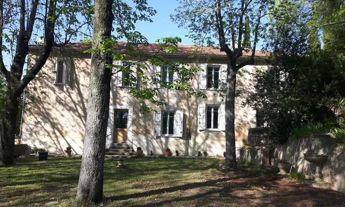 Villeneuve Casa | Casa de campo provenzal en medio de campos de manzanas