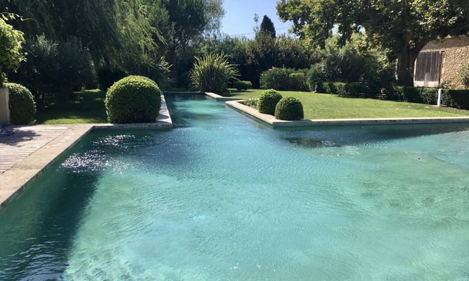 Senas Otro | Casa de campo provenzal del siglo XVIII situada en el corazón de los Alpilles.