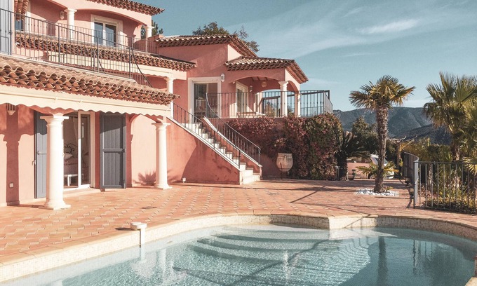 La Londe-les-Maures Villa | Villa provenzal con piscina e impresionantes vistas de las islas Porquerolles.