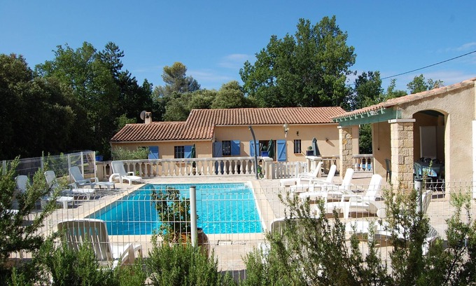 Regusse Villa | Villa en zona tranquila con sombra en 3750m2 cerrado con piscina privada y casa de la piscina