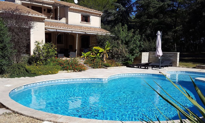 Vergeze Villa | Villa provenzal con piscina, cerca del mar, entre Camargue y Cévennes.