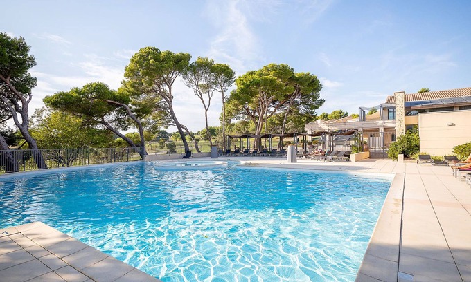 Saumane-de-Vaucluse Apartamento | Provence Country Club by Interhome