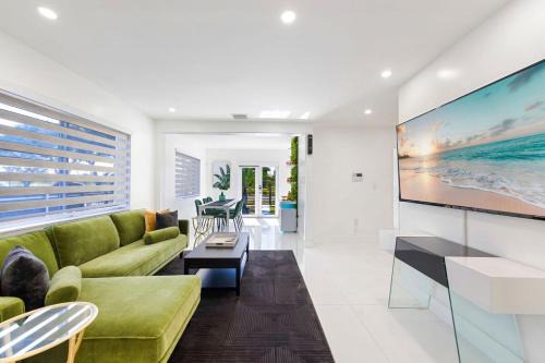 Miami Shores Apartamento | PS5 Container Home Big Backyard Cornhole