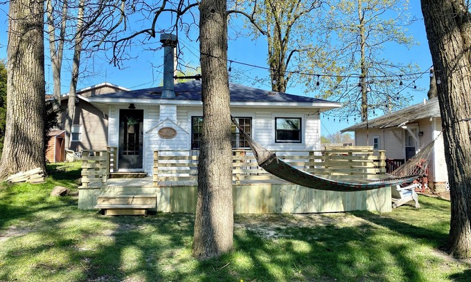 Lakeview Cabaña | Ptoobies Place- waterfront cottage with boat dock & NEW deck!