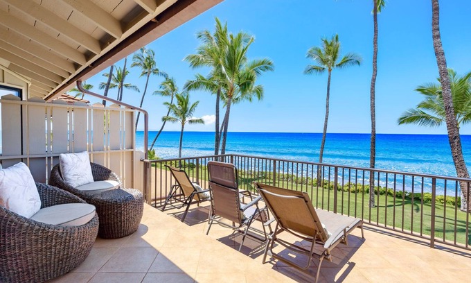 Downtown Lahaina Villa | Puamana: Hermosa casa adosada frente al mar 3BR, impresionantes vistas frente al mar, completamente remodelada a fines de 2018.