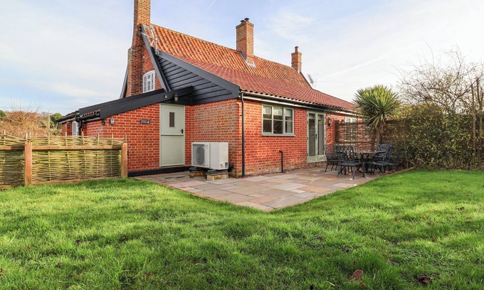Westleton Cabaña | PUDDING COTTAGE, WESTLETON, pet friendly, with open fire in Westleton