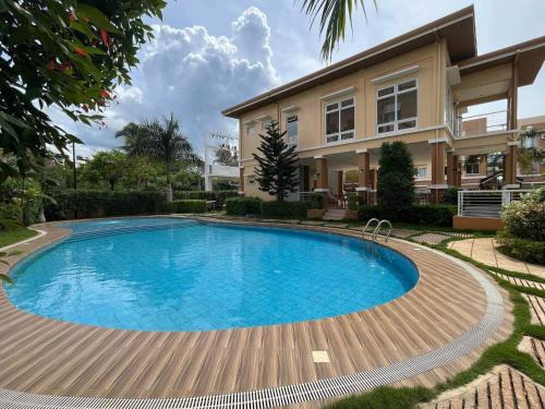 Puerto Princesa City Centre Apartamento | Puerto Princesa Palawan Queen Bed Studio with Pool, Gym, Security, View