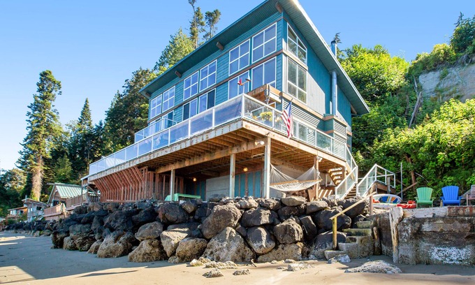 Kingston Casa | Puget Sound-front home with beach access, kayaks, gorgeous view & firepit